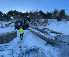 Flotten Frimärket dras upp i vintriga Askfatshamnen, Dalarö