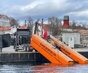 Barge Yxlan with a hook loader tryck
